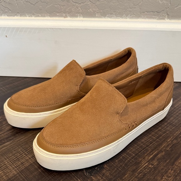 UGGS - Picture 3 of 7